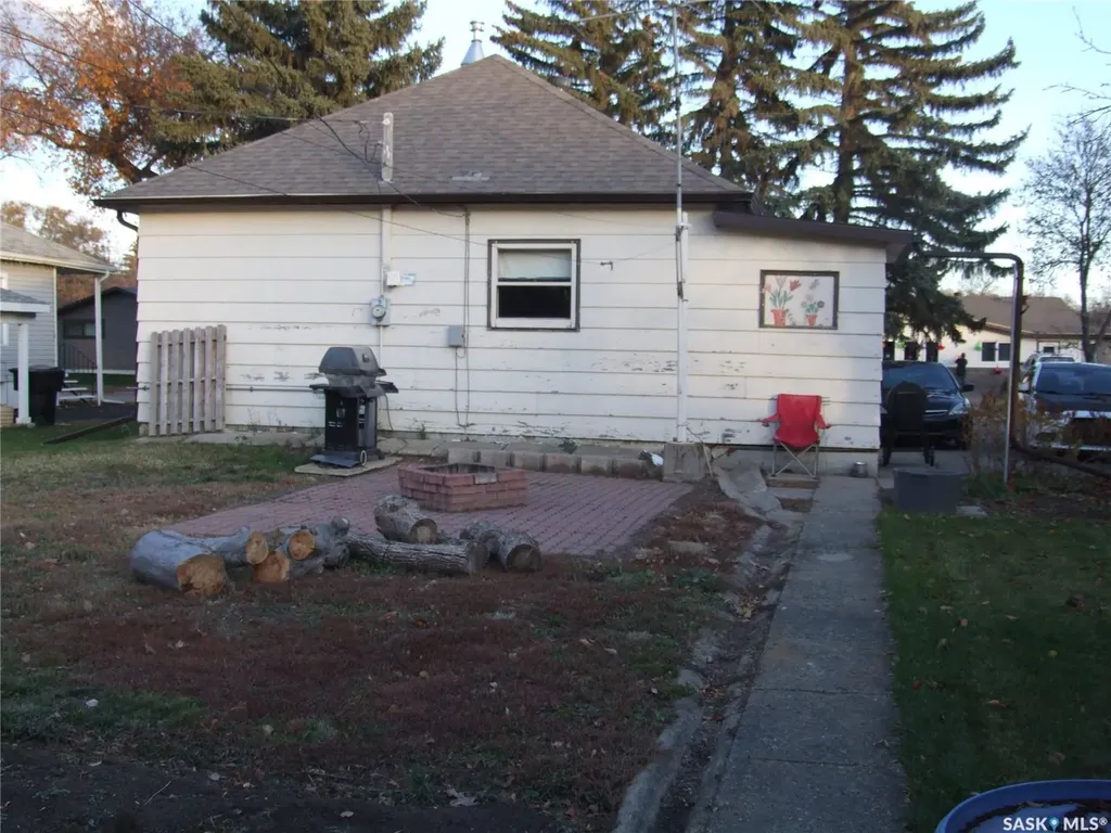 206 1st Street W Leader SK S0N 1H0