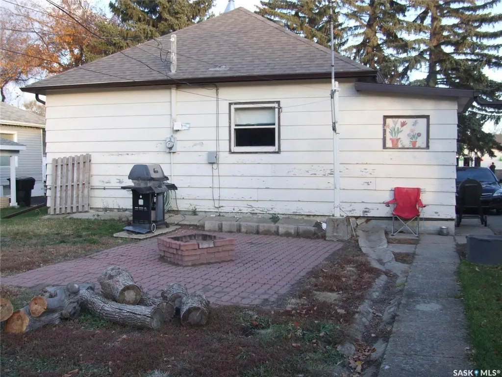 206 1st Street W Leader SK S0N 1H0