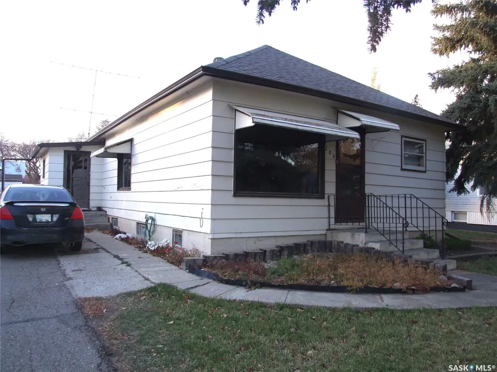 206 1st Street W Leader SK S0N 1H0
