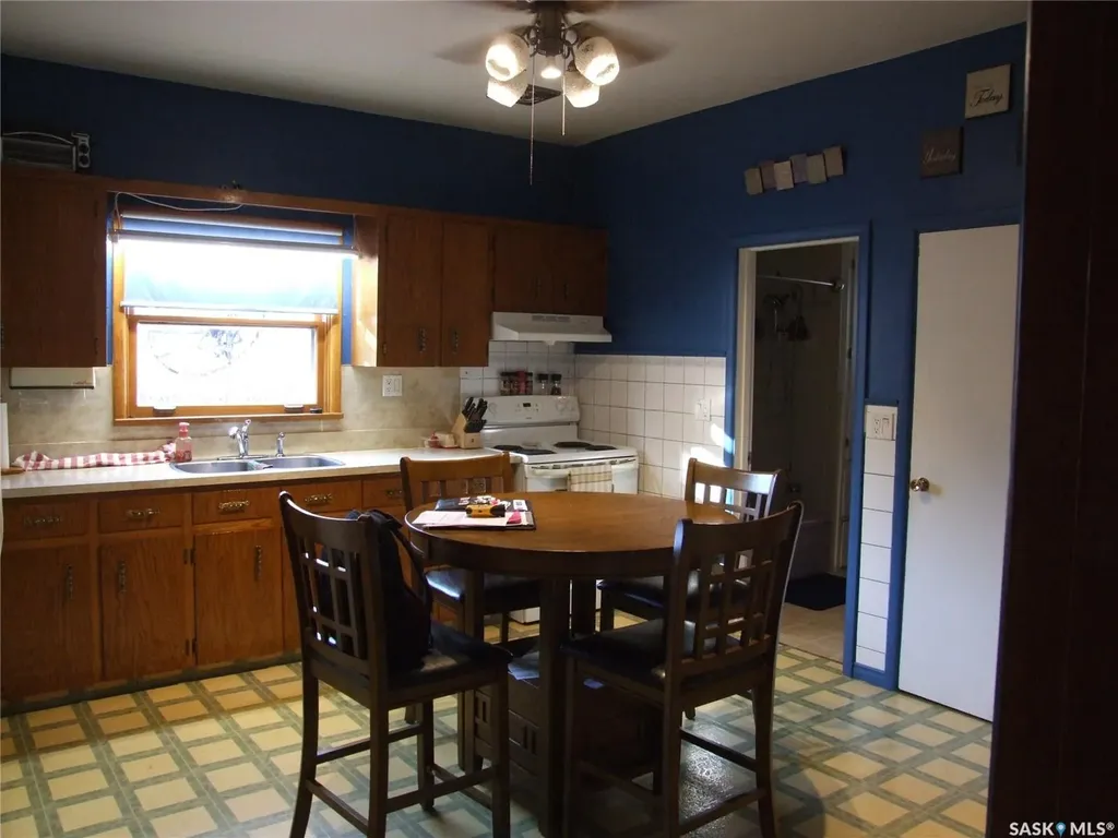 206 1st Street W Leader SK S0N 1H0