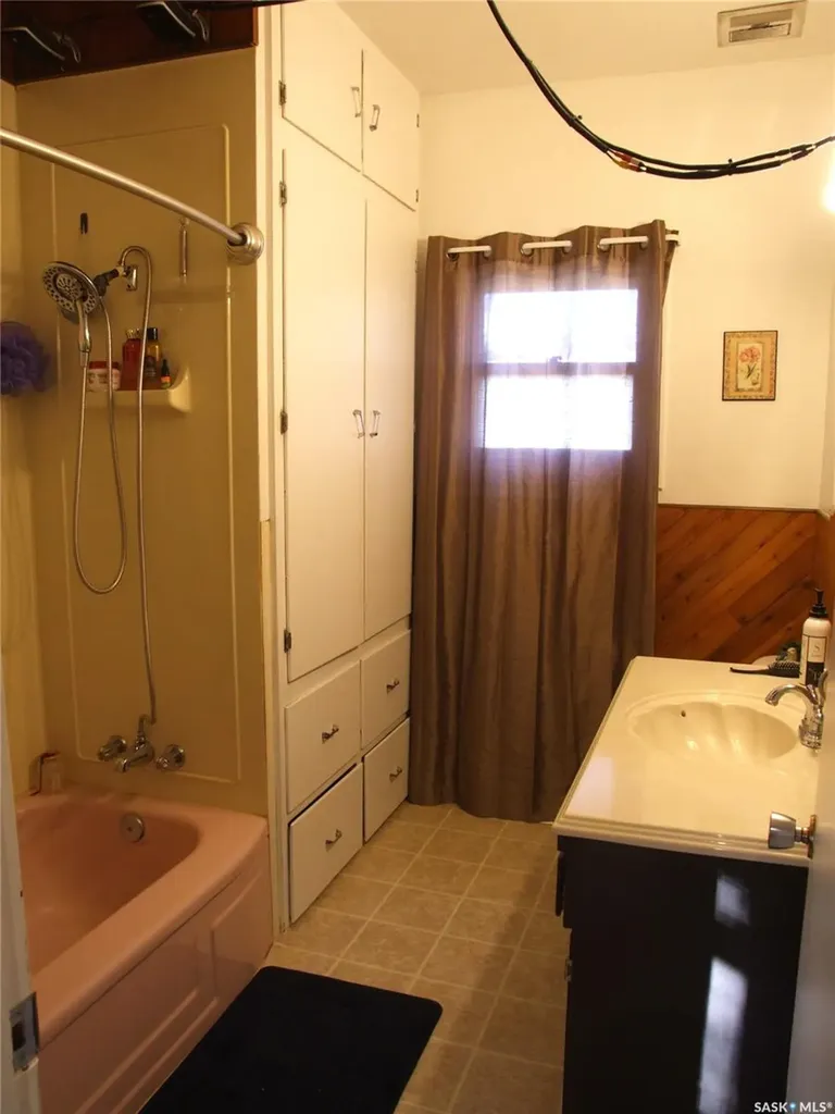 206 1st Street W Leader SK S0N 1H0