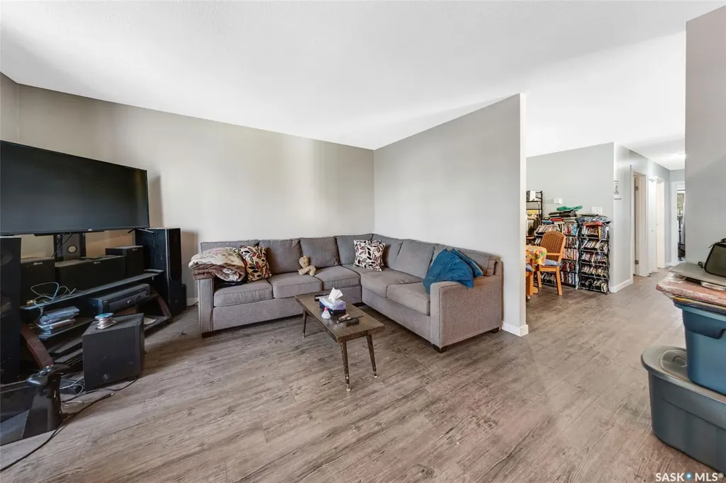 309 / 311 Y Avenue S Saskatoon SK S7M 3J6