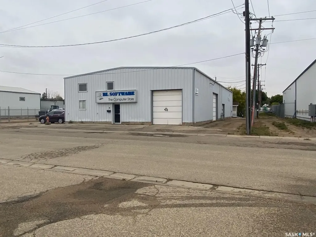 910 Fairford Street W Moose Jaw SK S6H 1W5