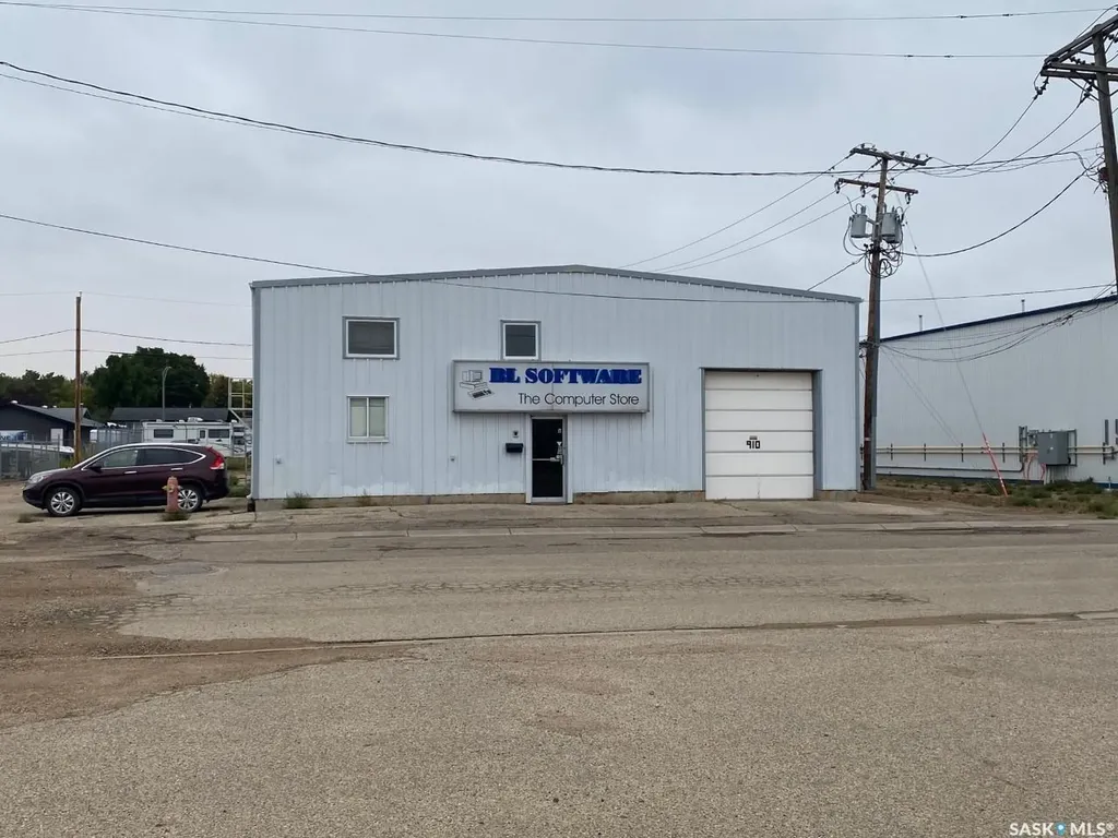 910 Fairford Street W Moose Jaw SK S6H 1W5