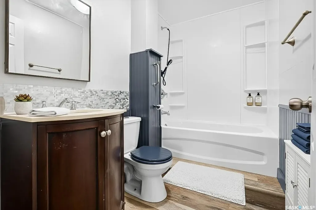 826 Athabasca Street E Moose Jaw SK S6H 0M7