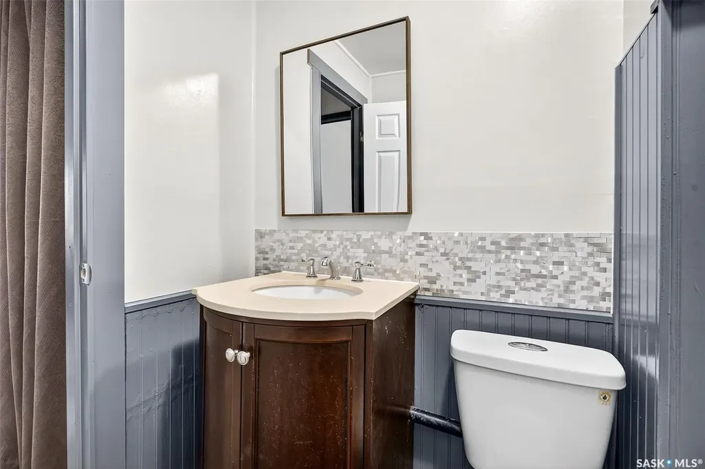 826 Athabasca Street E Moose Jaw SK S6H 0M7