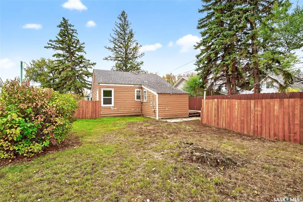 826 Athabasca Street E Moose Jaw SK S6H 0M7