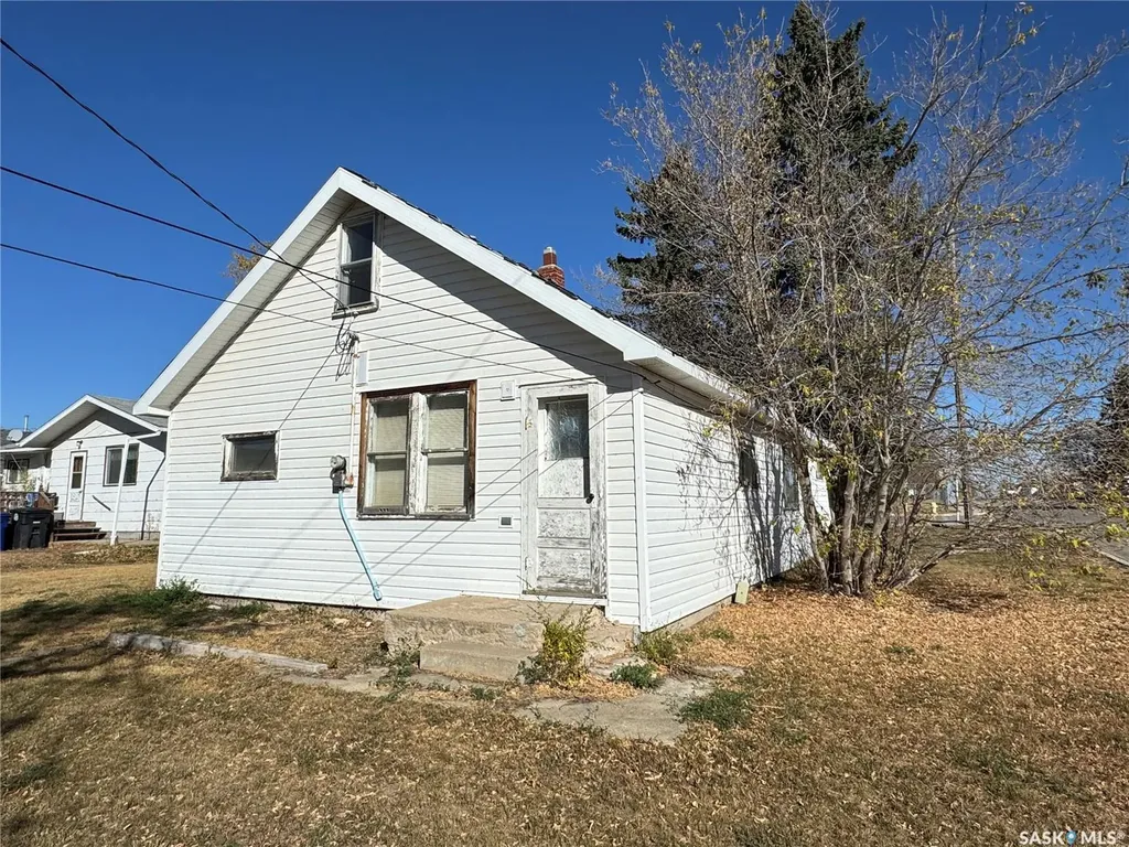 220 6th Avenue E Biggar SK S0K 0M0
