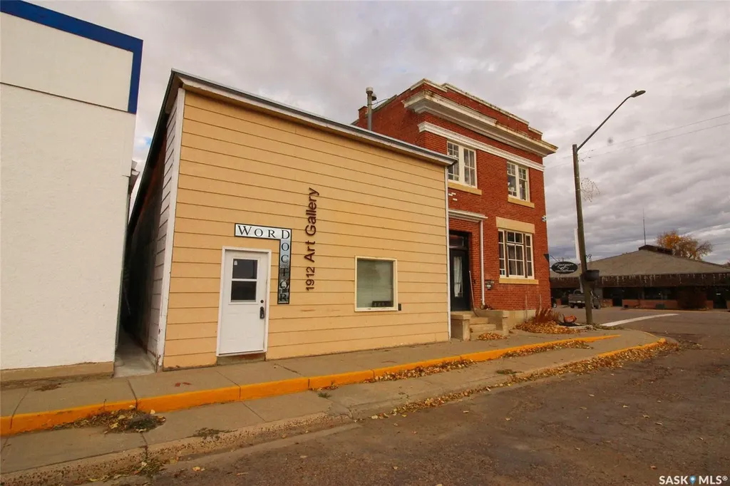 104 Maple Avenue S Eastend SK S0N 0T0