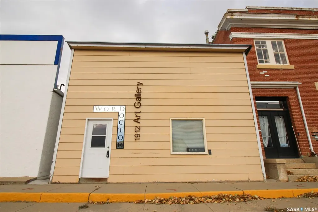 104 Maple Avenue S Eastend SK S0N 0T0