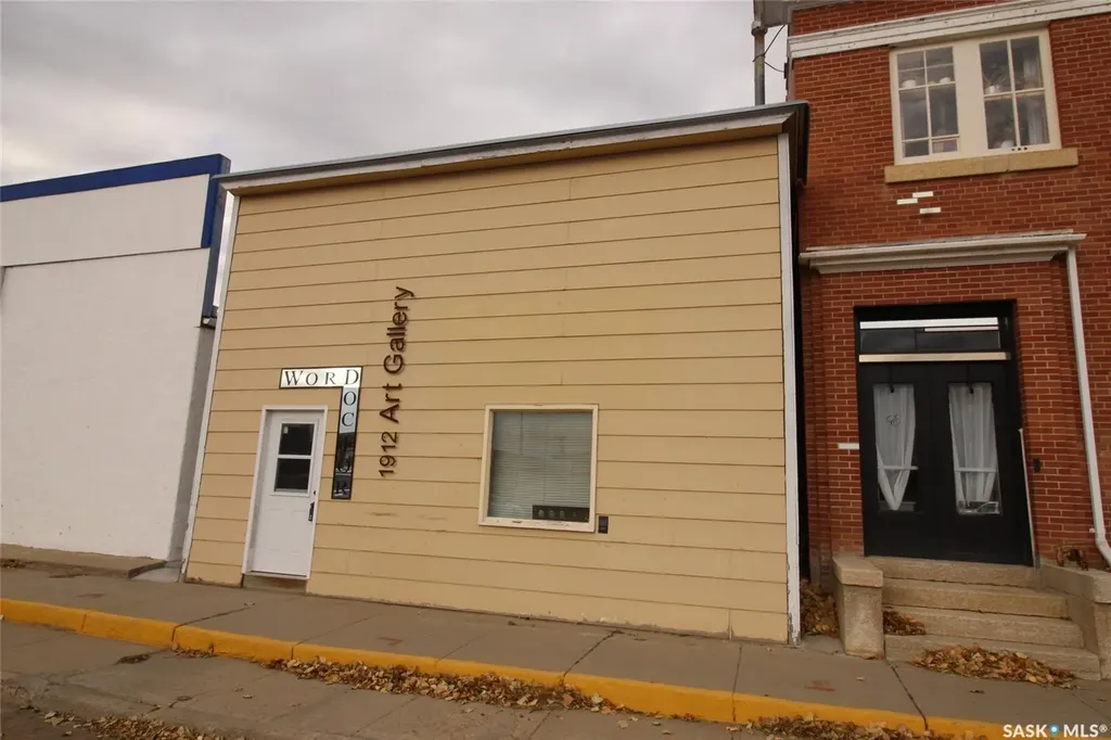 104 Maple Avenue S Eastend SK S0N 0T0