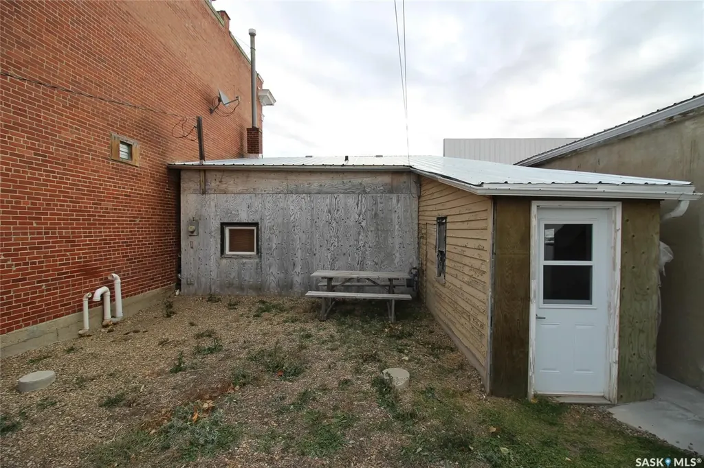104 Maple Avenue S Eastend SK S0N 0T0