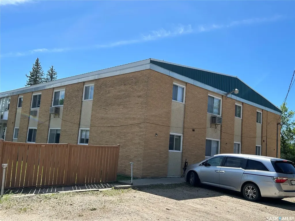 15 4th Avenue Maple Creek SK S0N 1N0