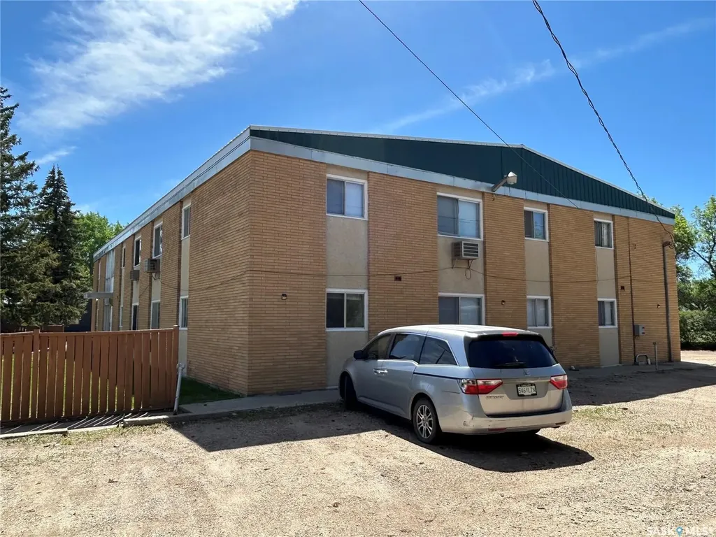 15 4th Avenue Maple Creek SK S0N 1N0