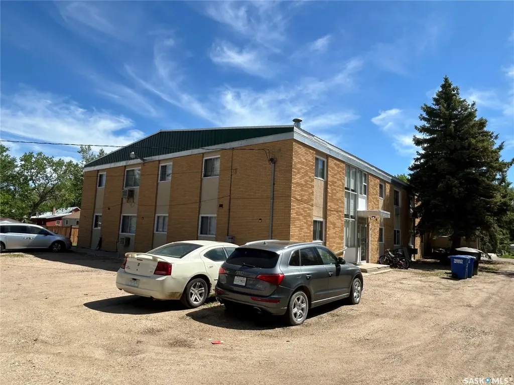 15 4th Avenue Maple Creek SK S0N 1N0