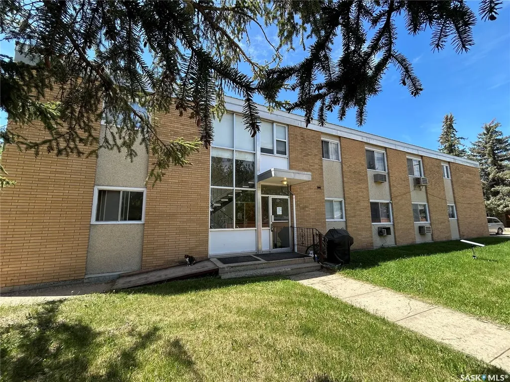 15 4th Avenue Maple Creek SK S0N 1N0