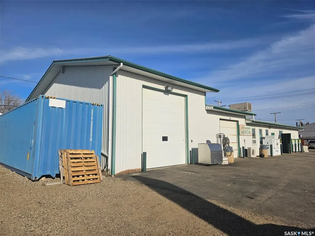 512 & 602 Railway Avenue Oxbow SK S0C 2B0