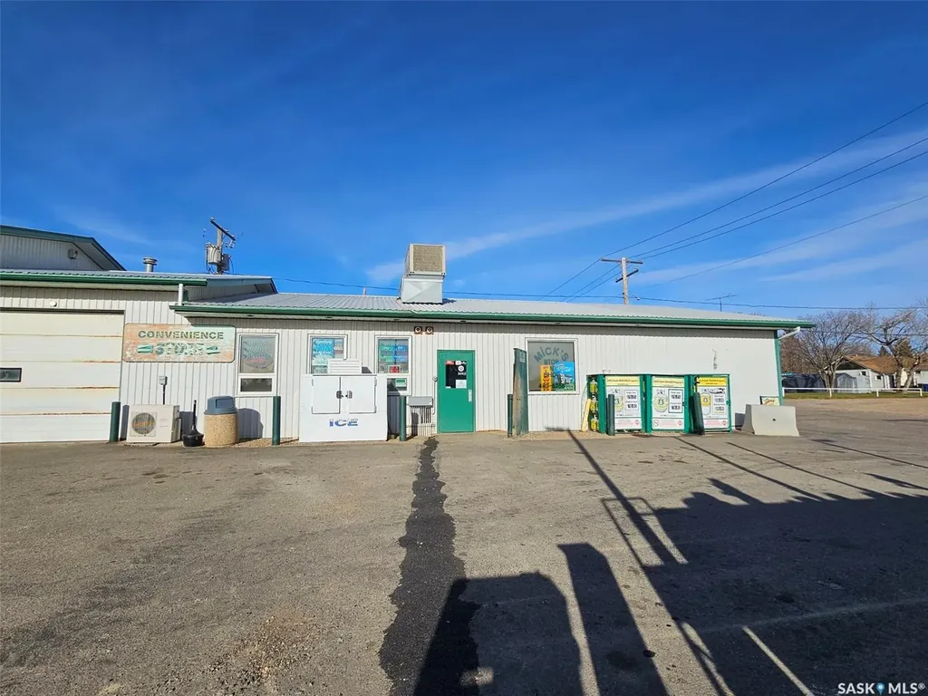 512 & 602 Railway Avenue Oxbow SK S0C 2B0