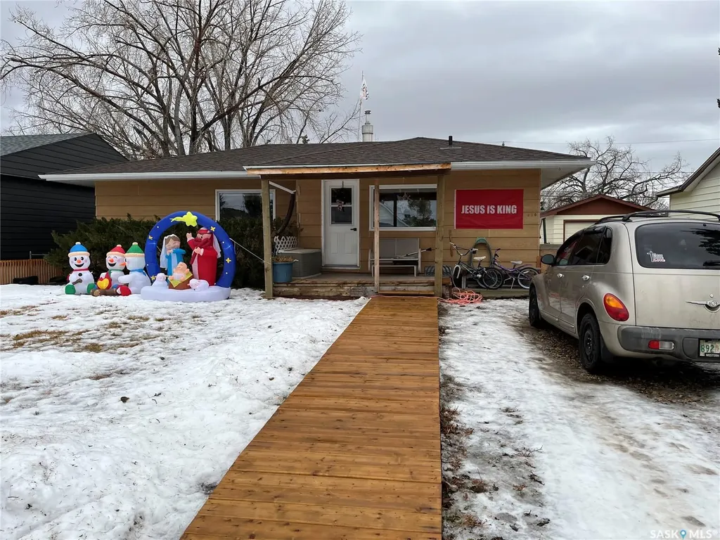 220 5th Avenue E Gravelbourg SK S0H 1X0