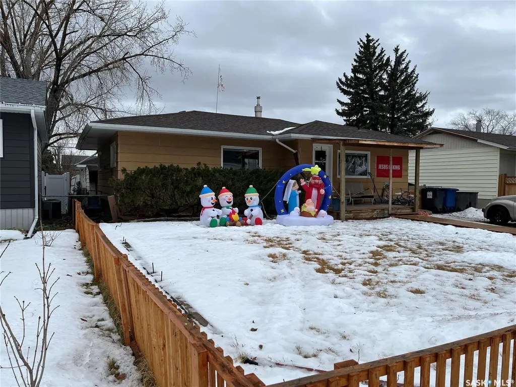 220 5th Avenue E Gravelbourg SK S0H 1X0
