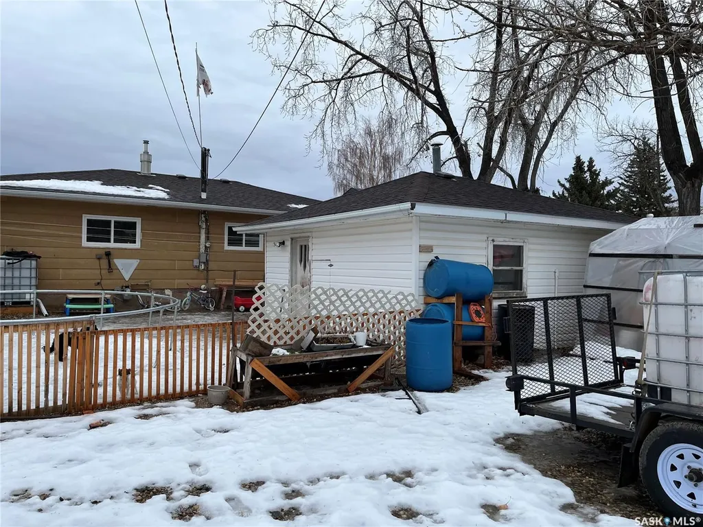220 5th Avenue E Gravelbourg SK S0H 1X0