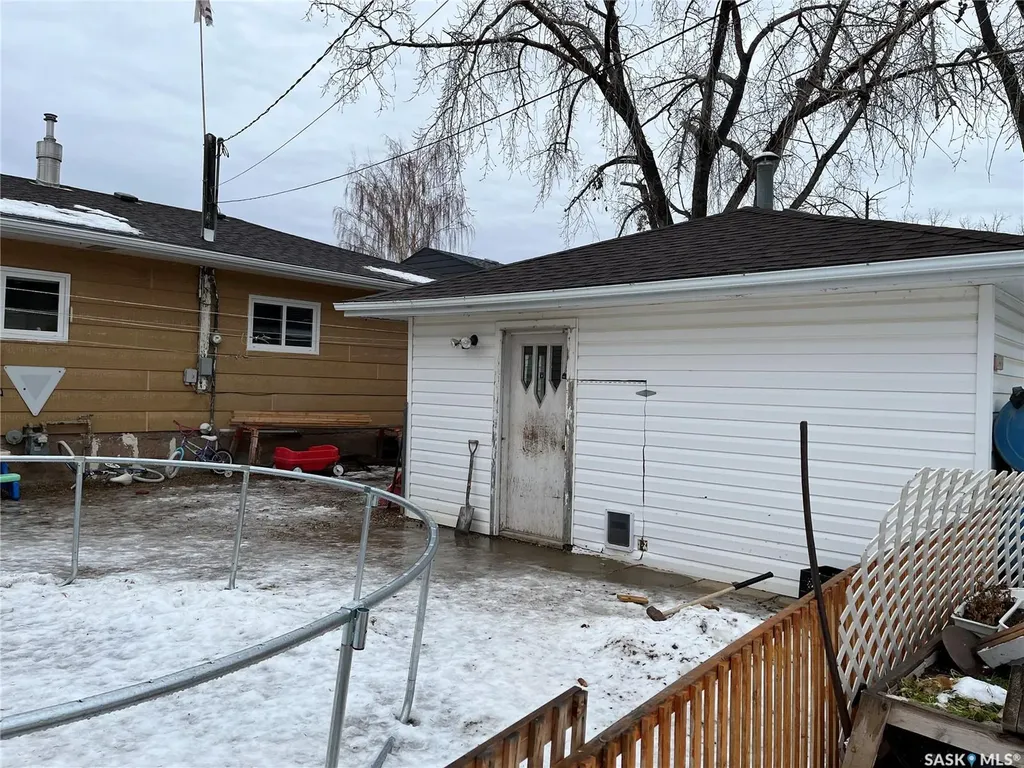220 5th Avenue E Gravelbourg SK S0H 1X0