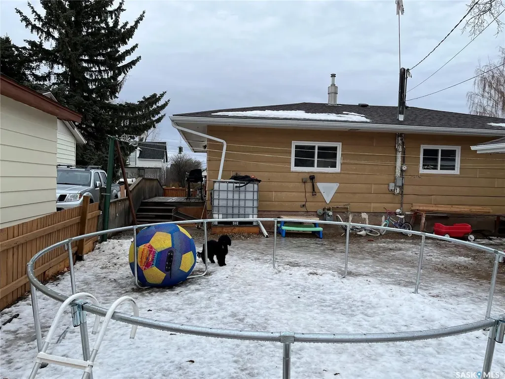 220 5th Avenue E Gravelbourg SK S0H 1X0