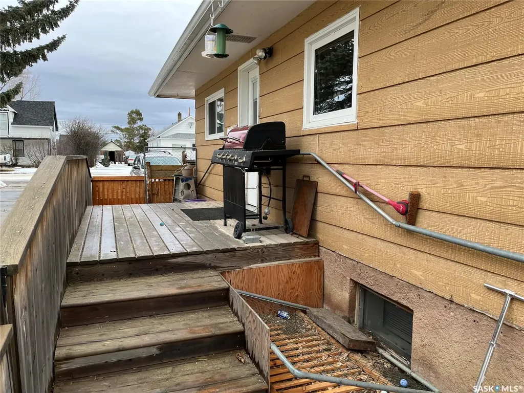 220 5th Avenue E Gravelbourg SK S0H 1X0