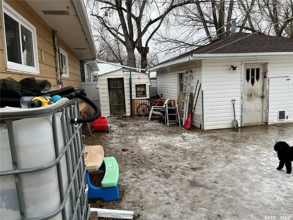 220 5th Avenue E Gravelbourg SK S0H 1X0