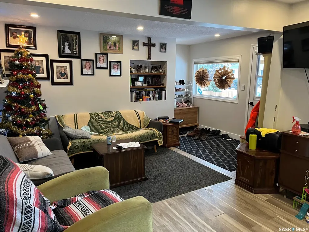 220 5th Avenue E Gravelbourg SK S0H 1X0