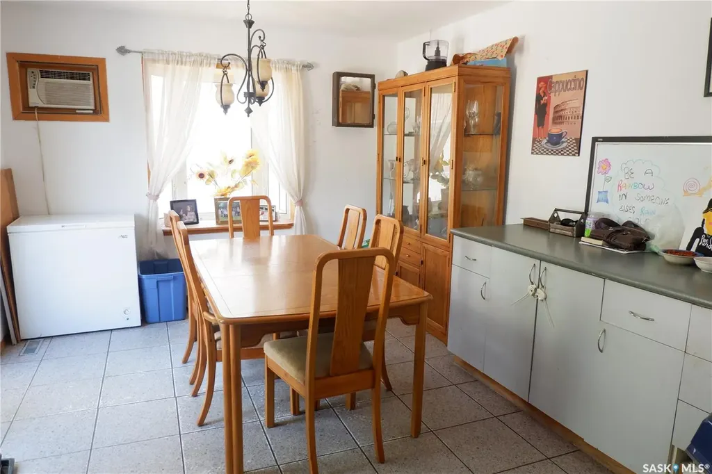 568 Stadacona Street W Moose Jaw SK S6H 1Z9