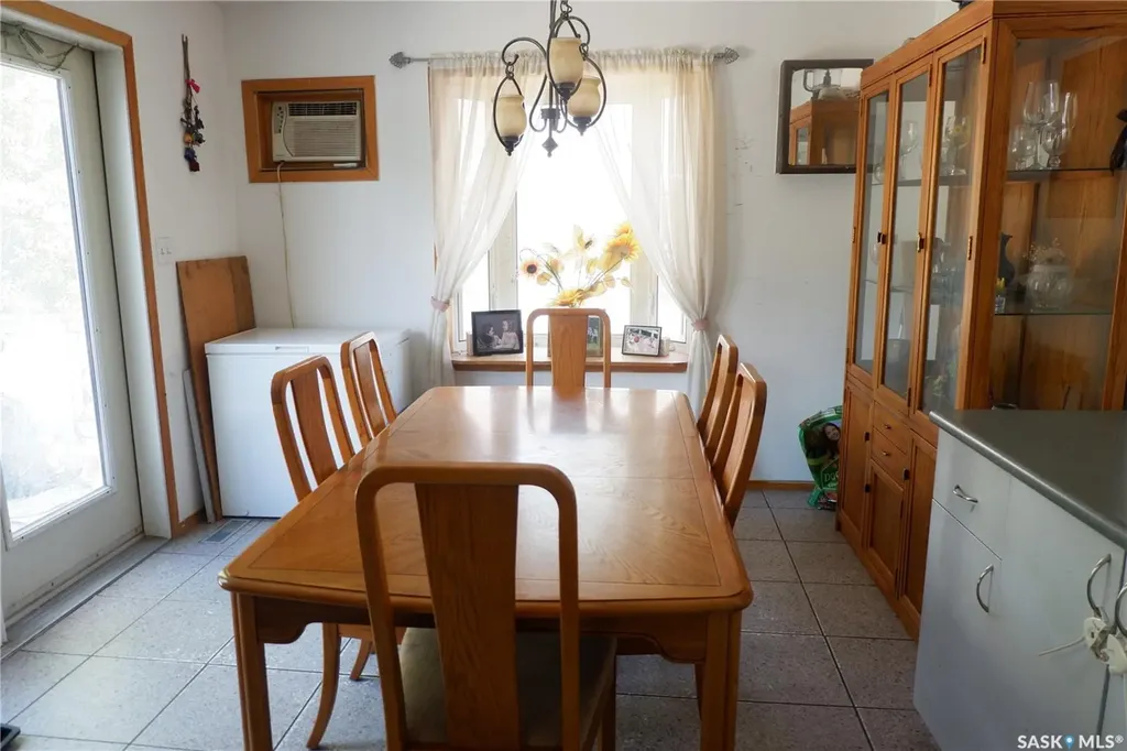 568 Stadacona Street W Moose Jaw SK S6H 1Z9