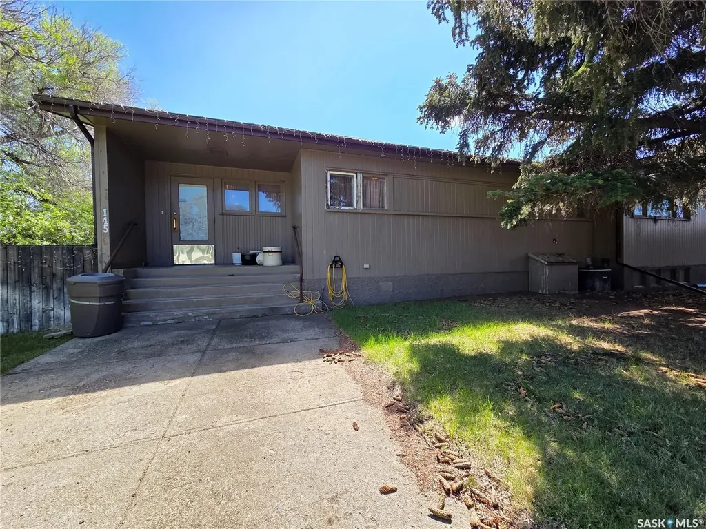 135-145 3rd Street E Fox Valley SK S0N 0V0