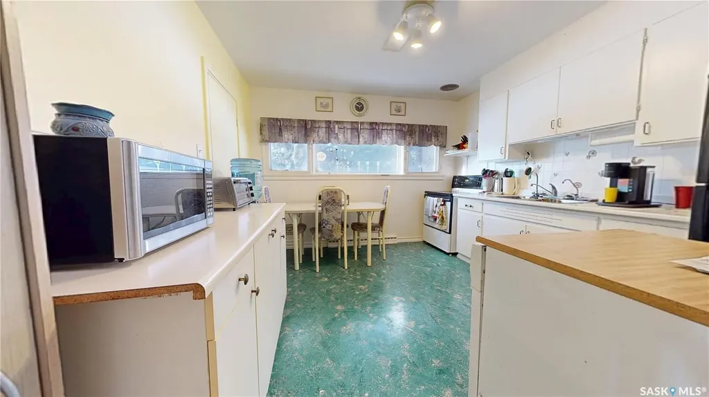 135-145 3rd Street E Fox Valley SK S0N 0V0