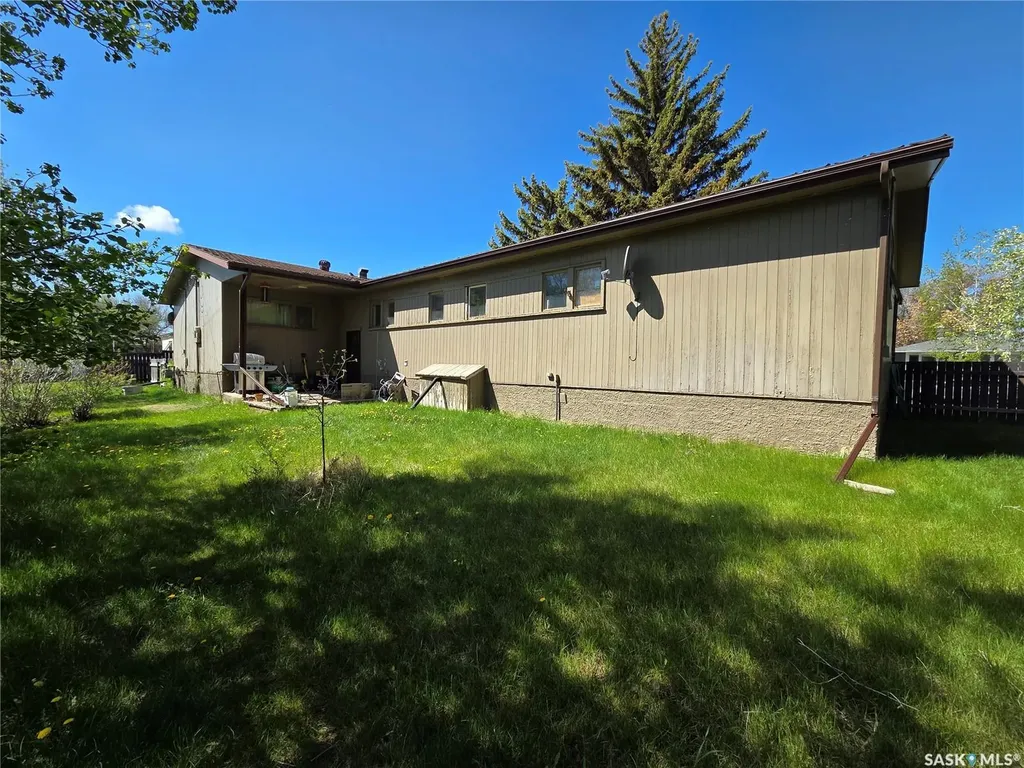 135-145 3rd Street E Fox Valley SK S0N 0V0