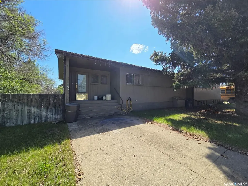 135-145 3rd Street E Fox Valley SK S0N 0V0