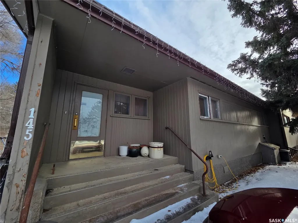 135-145 3rd Street E Fox Valley SK S0N 0V0