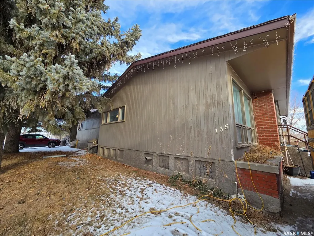 135-145 3rd Street E Fox Valley SK S0N 0V0