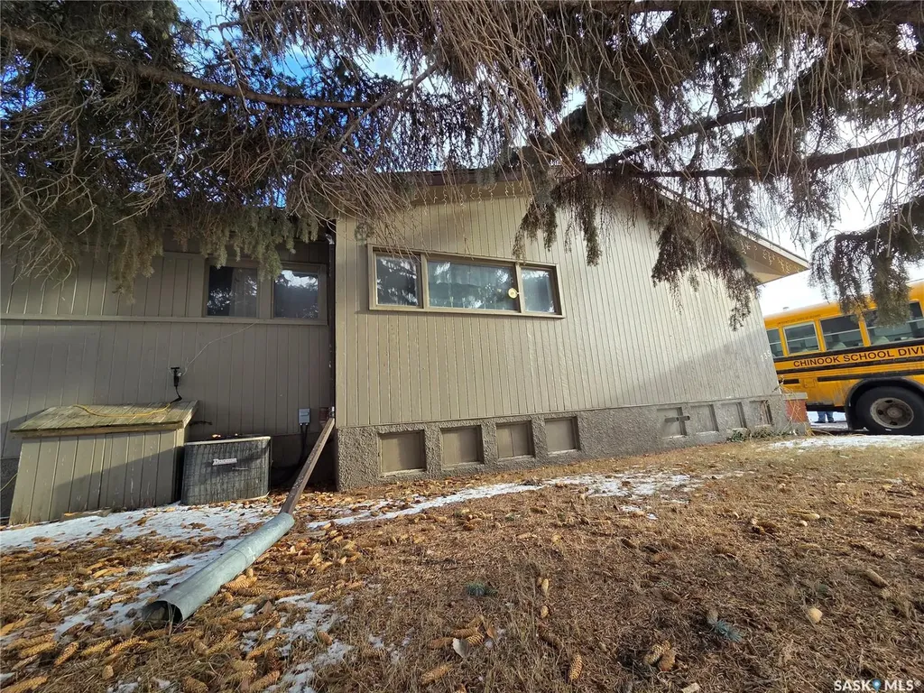 135-145 3rd Street E Fox Valley SK S0N 0V0