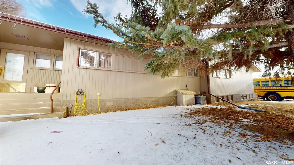 135-145 3rd Street E Fox Valley SK S0N 0V0