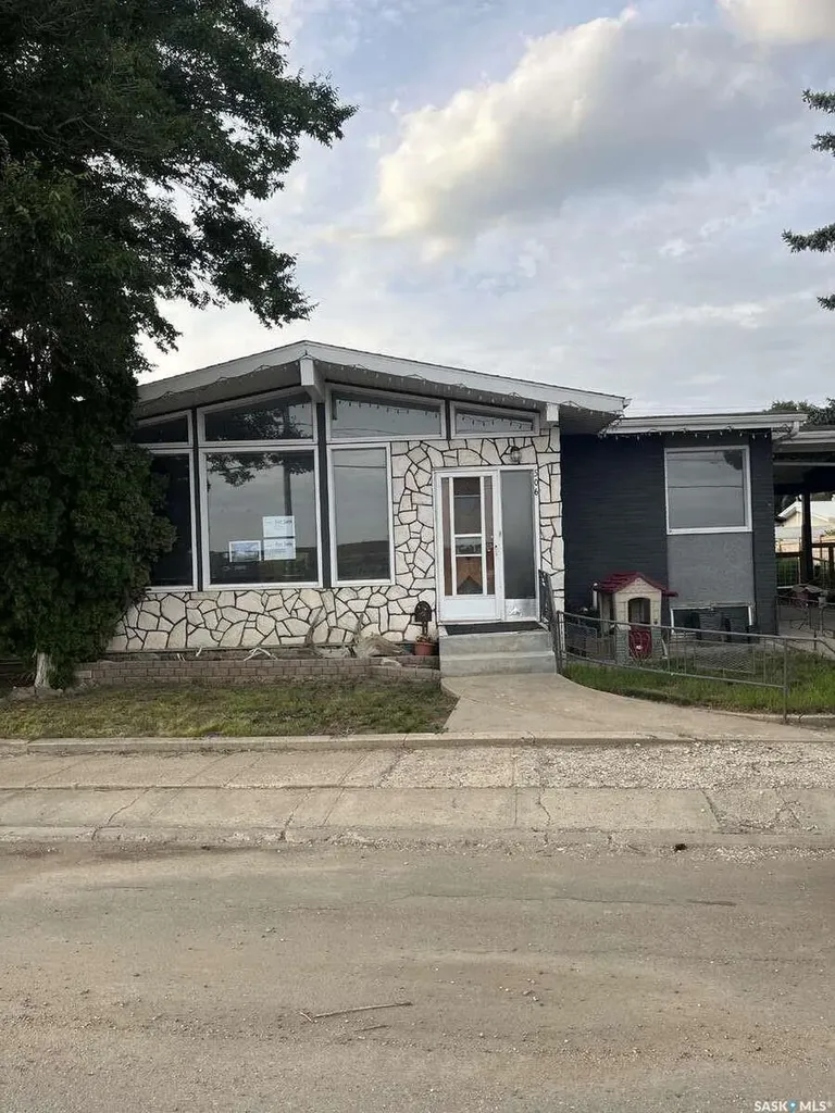 506 1st Avenue W Leader SK S0N 1H0