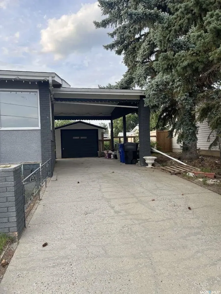 506 1st Avenue W Leader SK S0N 1H0