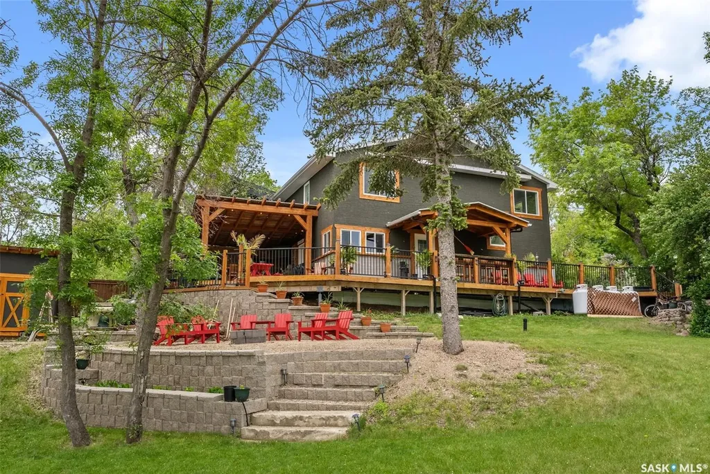 225 3rd Street E Regina Beach SK S0G 4C0