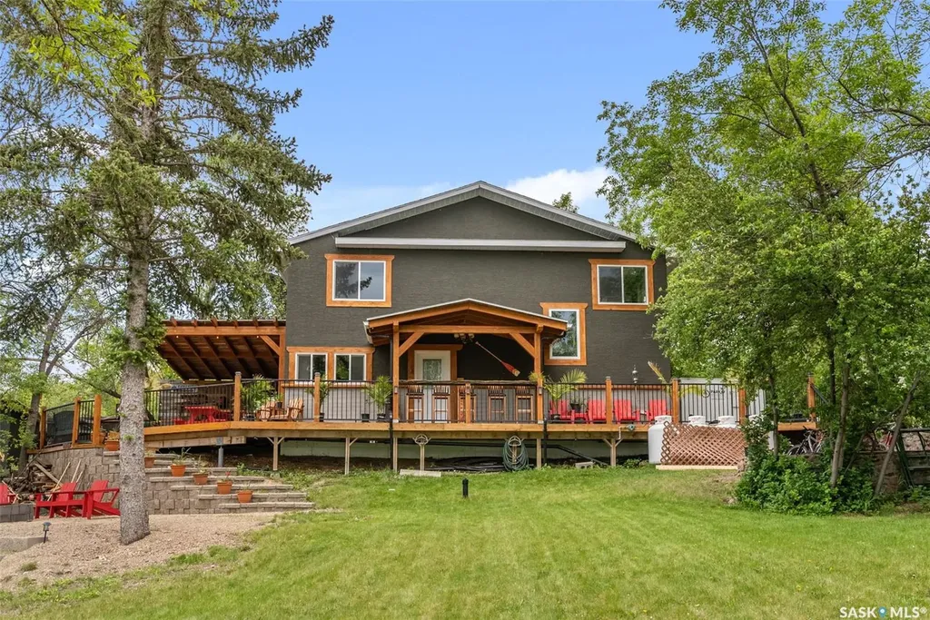 225 3rd Street E Regina Beach SK S0G 4C0