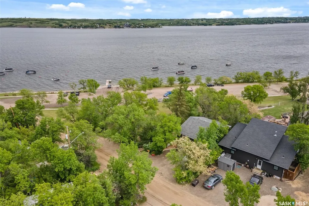 225 3rd Street E Regina Beach SK S0G 4C0
