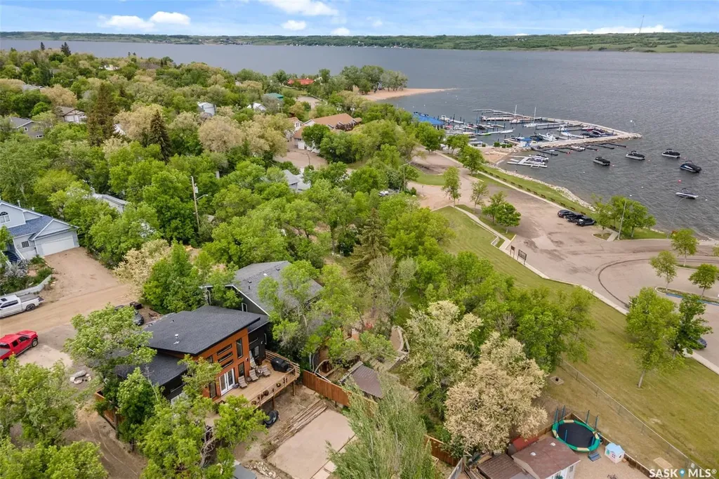 225 3rd Street E Regina Beach SK S0G 4C0