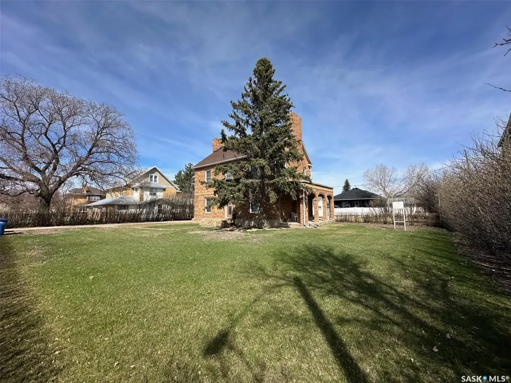 107 1st Avenue W Gravelbourg SK S0H 1X0