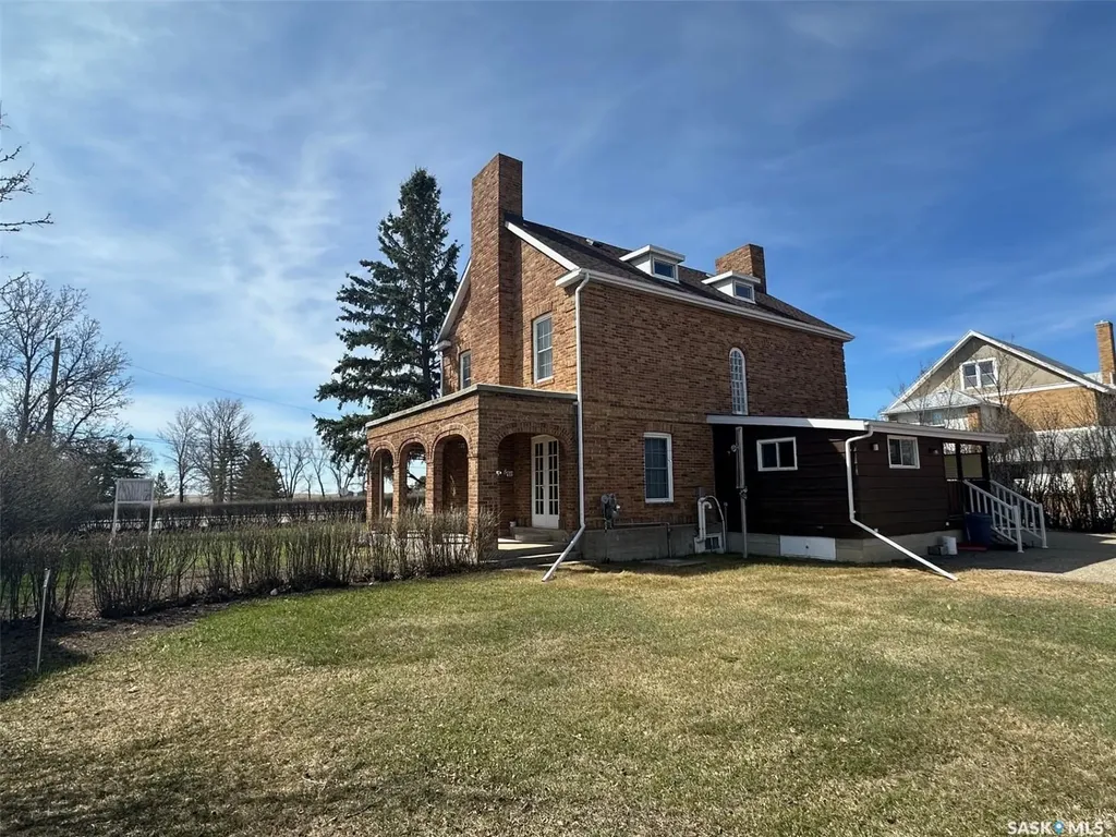 107 1st Avenue W Gravelbourg SK S0H 1X0