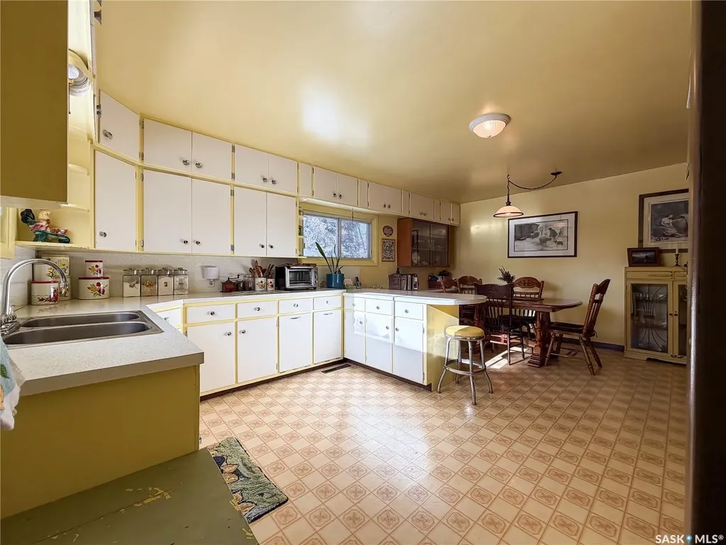 610 Railway Street Eastend SK S0N 0T0