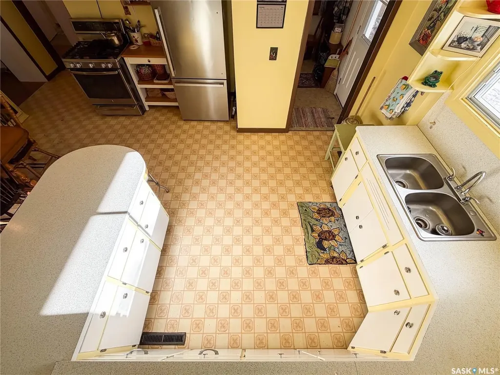 610 Railway Street Eastend SK S0N 0T0